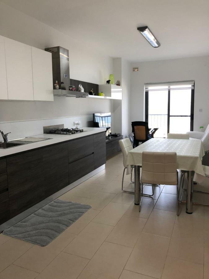 Modern Apartment With Sea View Меллиеха Экстерьер фото